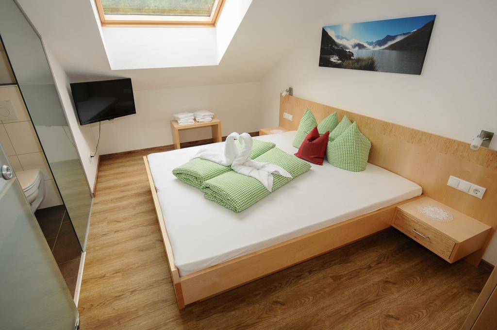 Ferienwohnung Gundolf Christine Arzl im Pitztal Szoba fotó