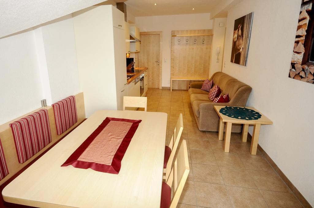 Ferienwohnung Gundolf Christine Arzl im Pitztal Szoba fotó
